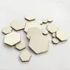 Piezas de madera cortadas con láser para manualidades, incluyendo formas geométricas como óvalos, cuadrados y círculos, con base de arcilla; las tablas de madera se pueden personalizar a cualquier forma