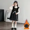 Novedad Otoño/Invierno 2026 Vestido Chaleco de Gasa con Estampado de Lunares y Parches con Tirantes de Lazo para Niña Pequeña Set Elegante de Ropa Interior para Niños