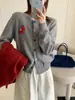 2026 Año Nuevo Rojo Caballo Pequeño Bordado Cuello Redondo Cardigan Tejido Mujer Invierno Versátil Holgado Cálido Suéter para Superponer 333