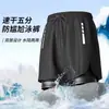 Novos shorts masculinos anti-constrangimento de cinco pontos com forro de camada dupla, listras laterais e bainha dividida, perfeitos para praia e uso casual