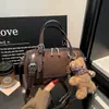 2026 Nova Bolsa Boston de Luxo Leve de Nicho Feminina Versátil Tendência de Mão Ombro Transversal Bolsa para Trabalho e Deslocamento Bolsa de Ombro Único