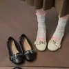 Sapatos Baixos Retro com Rebites Femininos 2026 Outono Novo Bico Redondo Fundo Plano Fivela Slip-on Sapatos Mary Jane