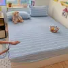 Juego de 3 Piezas de Sábana Bajera Ajustada Gruesa de Vellón de Leche Cálido para Otoño e Invierno 1.5m 1.8m Cubre Cama de Vellón de Coral Antiestático y Amigable con la Piel Antideslizante
