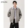 Jaqueta de gola de camisa estilo retrô americano para homens, casaco versátil da moda para outono com visual de duas peças, top casual bordado high street