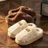 Nuevo estilo 2026, forradas de felpa y engrosadas, cálidas pantuflas de algodón para parejas para mujer, adecuadas para otoño e invierno, con suelas suaves, silenciosas, y diseñadas para uso en interiores para mantener los pies calientes