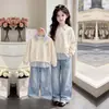 Conjunto de dos piezas para niña 2026, diseño moderno estilo coreano, sudadera de manga larga de imitación de dos piezas y pantalones vaqueros casuales holgados