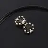 Hebilla de bufanda de perla tallada estilo coreano hebilla anti-exposición para suéter joyería clip de cuello popular en Amazon en stock venta al por mayor