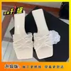 Chinelos Femininos de Verão 2026 Estilo Novo, Quadrados, Abertos na Ponta, com Laço, Estampa Floral de Fada, Slip-On, Moda Versátil