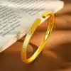 Nuevo brazalete de trébol de cuatro hojas con tachuelas estilo chino, color oro arena antiguo para mujer, lujo ligero, pulsera abierta fina chapada en oro liso