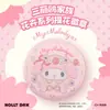 Série Flores Sanrio Insígnia Jacquard Hello Kitty Periférico Kulomi Decoração de Bolsa de Dor Universal