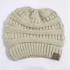 2017 Más vendido Otoño e Invierno Europeo y Americano ebay Amazon Etiquetado CC Gorro de punto de lana liso para la cabeza Gorro para la cabeza con cola de caballo para exteriores