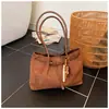 Bolsa de Ombro Transfronteiriça 2025 Novo Modelo Grande Capacidade Retrô Estética de Alto Valor Bolsa de Axila Bolsa Tote Feminina Bolsa Simples de Ombro para o Dia a Dia
