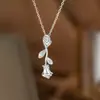 Colar de Aço Titânio Dongguan para Mulheres com Pingente em Forma de Coração com Diamante Rosa Microincrustado, Corrente para Clavícula Versátil e da Moda, Banhado a Ouro 18K