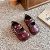 Zapatos pequeños de cuero de color liso para niñas, nuevos zapatos de actuación color vino tinto 2026, zapatos sencillos para niños pequeños, niñas pequeñas y niñas mayores, estilo moderno
