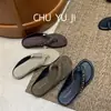 Sandálias Chuyuji Fashion Niche com Tachas e Presilha para Dedo do Pé para Mulheres Verão 2026 Novo Estilo Outdoor Planas Antiderrapantes Estilo Férias