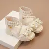 2026 Novos Sapatos Romanos de Pérola Princesa de Verão Sandálias Florais Infantis Sandálias para Meninas Sapatilhas Versáteis da Moda
