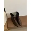 Botas Curtas de Salto Anabela com Zíper Atrás e Bico Quadrado para Mulheres 2025 Nova Coleção Outono e Inverno Simples Couro Macio Confortáveis Moda
