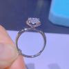 Anillo con apertura de diamante Mosan de imitación color D importado de EE. UU. con diseño de llama de amor y explosiones en vivo.