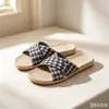 Chinelos de linho com padrão xadrez pied-de-poule para mulheres, chinelos internos de algodão e linho respiráveis e absorventes de suor, antiderrapantes e silenciosos para todas as estações