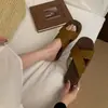 Sandálias rasteirinhas elegantes de bolinhas estilo francês Chuyuji para mulheres, adequadas para combinar com saias, para uso externo no verão, 2026 com sola macia, tira cruzada de fada
