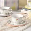 Juego de Taza y Platillo de Café con Rosa en Relieve, Taza Pequeña de Cerámica Fresca, Taza para el Té de la Tarde, Corazón Femenino, Exquisito Juego de Taza y Platillo de Cerámica