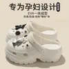 Sapatos femininos de sola grossa e com furos, novo estilo de sandálias de praia antiderrapantes com bico alto para mulheres, verão 2024