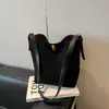 Bolso de Gamuza de Gran Capacidad para el Viaje Diario de Mujer 2026 Nuevo Estilo Minimalista de Verano Bolso Cruzado al Hombro Tipo Cubo