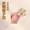 Elegante Broche Pequeno de Gardênia com Gotejamento de Óleo e Pérolas, Sensação de Nicho de Alto Padrão, Broche de Lapela para Ternos, Broche Elegante de Estilo Feminino