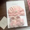 Conjunto de Chapéu e Meias para Bebê Menina, Chapéu Pulôver de Fio com Flor de Pérola, Touca Fetal com Proteção para Fontanela de Recém-Nascido, Chapéu Indiano