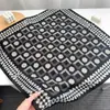 Pañuelo Cuadrado Pequeño de Imitación Seda Lana Algodón Lino, Nuevo Pañuelo de Seda Otoño e Invierno, Versátil para Viajes Diarios, Moda Retro, Chal Elegante de Alta Gama