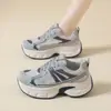Tenis gruesos para mujer, colección primavera 2026, estilo nuevo, suela de plataforma, que aumentan la altura, a la moda, malla transpirable, zapatos casuales