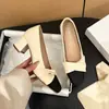 Zapatos Individuales para Mujer de Punta Cuadrada con Tacón Grueso Estilo Francés 2026 Bloques de Color Blanco y Negro Hebilla Retorcida Boca Baja Suela Suave Zapatos para Trabajar y Viajar Suministro Directo de Fábrica