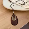 Colar com pingente de folha em formato de gota e chapéu redondo de madeira, corrente de clavícula estilo étnico vintage, corrente estilosa para suéter para mulheres