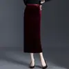 Falda midi de terciopelo dorado de talle alto que se ajusta a la cadera para mujer 2026 Otoño/Invierno Nuevo Estilo Sensación de Alta Gama Abertura Trasera Elegante Adelgazante Falda Midi
