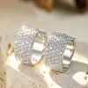 Brincos elegantes com diamantes inteiros transfronteiriços para mulheres, brincos de tarraxa de luxo leve com zircônia incrustada em prata, argolas versáteis de alta qualidade para o dia a dia