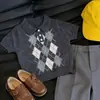 Traje casual de punto para niño, nuevo de verano 2026, con polo a cuadros grises de manga corta y pantalón largo