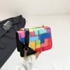 A bolsa pequena de corrente popular deste ano, estilo estrangeiro, pequena e fresca, feminina, nova moda primavera 2024, cor contrastante, bolsa quadrada pequena de ombro