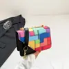 Bolsa pequena de corrente estilo ocidental fresca popular deste ano para mulheres 2024 primavera nova moda cor contrastante bolsa transversal pequena quadrada