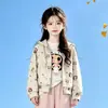 Conjunto de otoño para niña: un conjunto de tres piezas que incluye una chaqueta con capucha estampada de dibujos animados y pantalones de pierna ancha, diseñado para niños mayores, que ofrece un look casual, elegante y deportivo