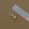 Una variedad de accesorios de juguete para manualidades con cabeza colgante de plata y oro galvanizado, material de bricolaje con cuerda para colgar la cabeza de 1 a 3 cm