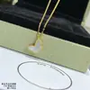 Novos Brincos de Tarraxa Pequenos Borboleta de Madrepérola Branca para Mulheres Pulseira de Nicho de Luxo Leve Presente para o Festival Qixi Colar Brincos de Alta Versão Acessórios