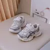 Zapatillas de malla para niños estilo coreano con suela gruesa y velcro, ligeras y antideslizantes, adecuadas para niños y niñas, zapatillas de papá para niños de preescolar