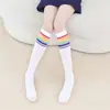 Venta al por mayor del fabricante Calcetines Nuevos de Estilo Coreano para Niños de Primavera y Otoño, Calcetines de Algodón a Media Pantorrilla Rectos con Rayas Arcoíris, Calcetines para Niñas hasta la Rodilla