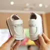 Sapatos casuais de couro com fecho de velcro e sola antiderrapante para bebês (meninos e meninas) de 0 a 1 ano, novos para primavera e outono, com som de chiado