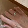 Anel de Zircônia Cintilante Cor de Ovo de Pombo Cor de Fogo Nicho para Mulheres, Novo Estilo, Luxo Leve, Sensação de Alto Padrão, Anel Aberto Ajustável para Dedo Indicador