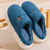 Nuevo modelo de pantuflas de algodón para hombre con tacto cómodo, adecuadas para otoño e invierno, de suela gruesa para interior, cálidas, para uso en casa, con forro de felpa, pantuflas peludas de talón cerrado