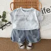 Conjunto de Verão para Meninos 2026 Nova Roupa Infantil Estilosa Roupas de Bebê de Verão Estampa Completa com Letras Manga Curta Conjunto de Duas Peças Tendência