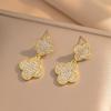 Aretes de Flor de Cuatro Hojas de Diamantes Completos de Lujo Ligero Micro-Incrustados de Zircón Aretes de Tres Flores de la Suerte Joyería de Oreja Versátil a la Moda Elegante para Mujeres