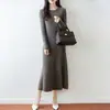 Vestido Tricô Francês Gola Redonda 100% Lã Pura para Mulheres 2026 Novo Estilo Longo Acima do Joelho Emagrecedor Vestido Suéter de Cashmere