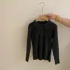Novo look de outono para meninas: um top de tricô com gola redonda, estilo retrô e modelagem afunilada, combinado com calças largas e soltas - um conjunto de duas peças